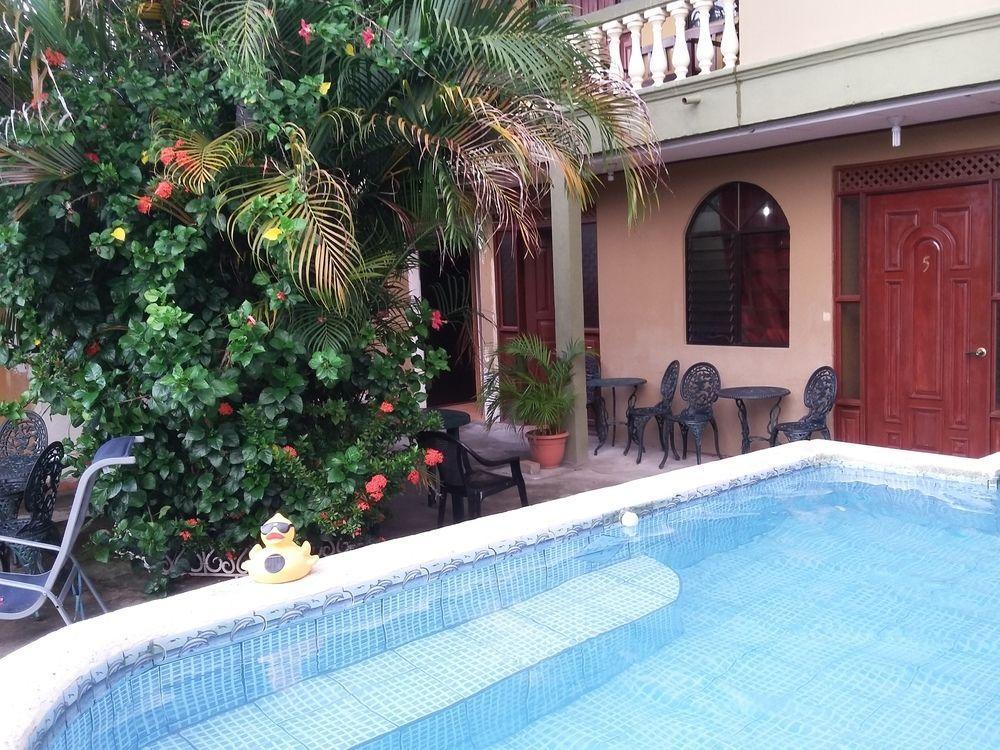Cabinas Madeleine Puntarenas Exterior foto