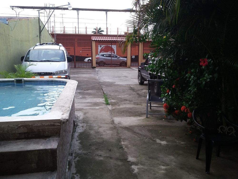 Cabinas Madeleine Puntarenas Exterior foto