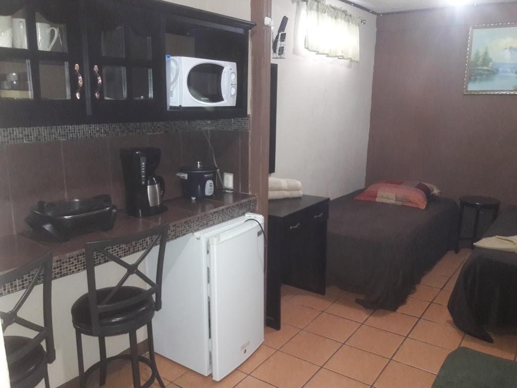 Cabinas Madeleine Puntarenas Exterior foto